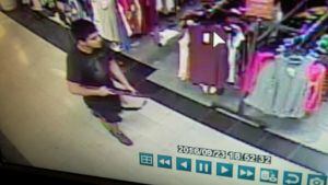 Imágenes de las cámaras de seguridad del centro comercial donde se ve al presunto agresor