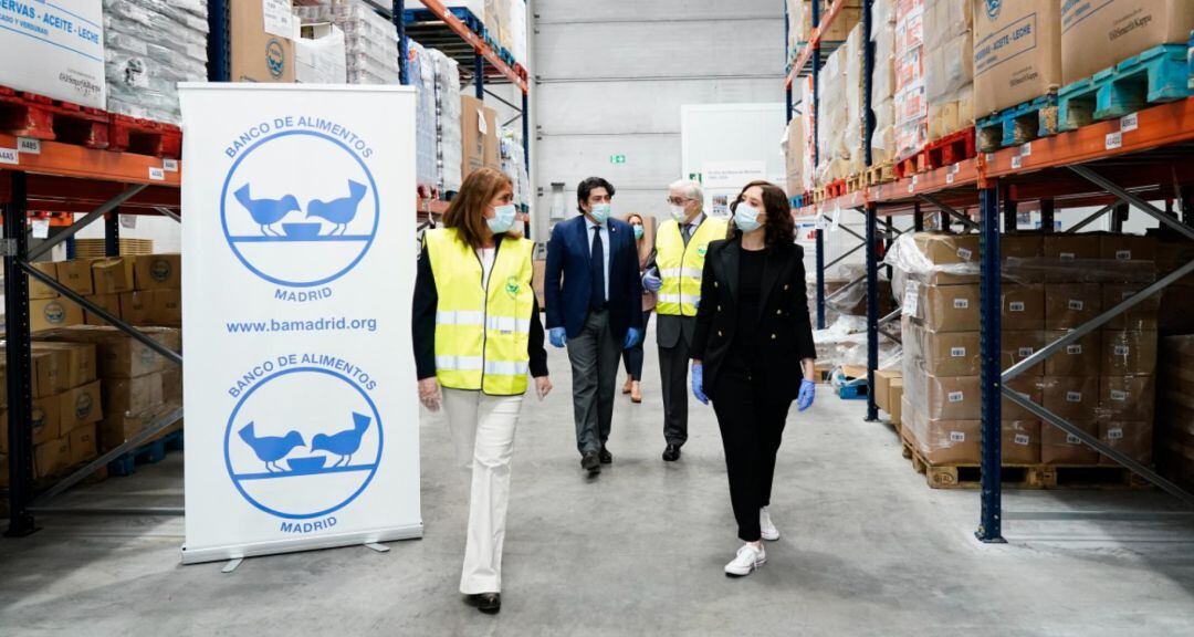 La Presidenta de la Comunidad de Madrid, visita la sede del Banco de Alimentos de Alcorcón