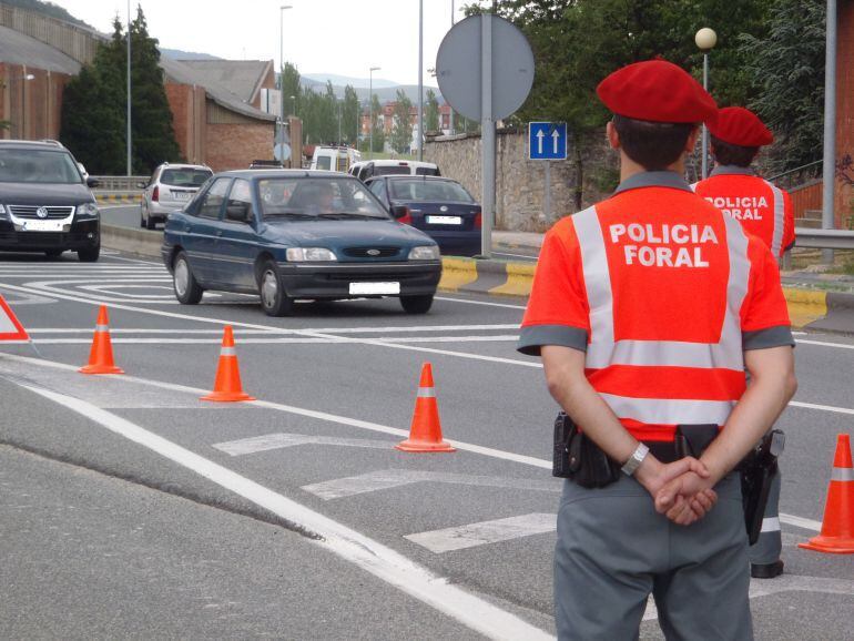 Agentes de Policía Foral durante un control de carreteras