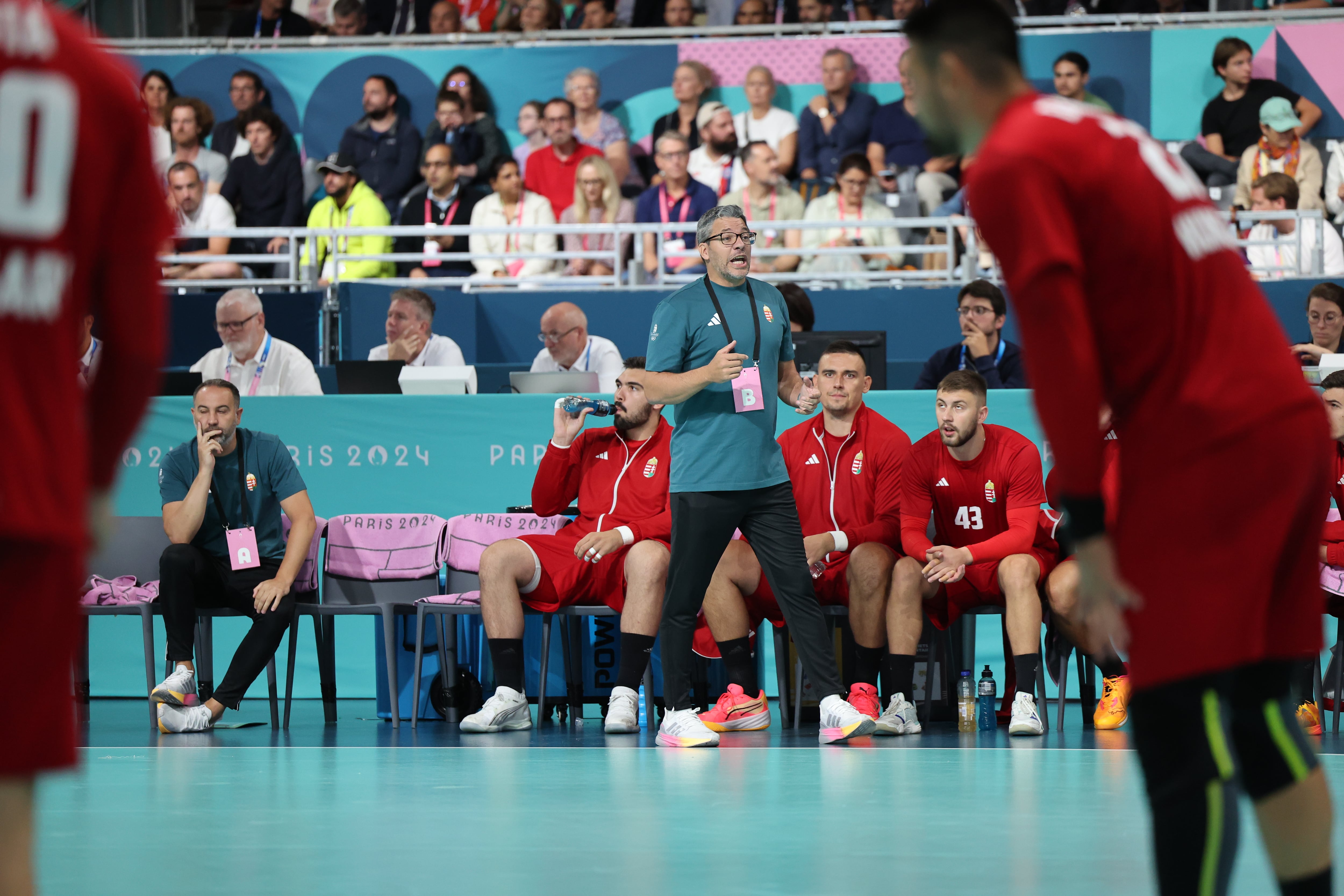 PARÍS (FRANCIA), 27/07/2024.- El entrenador español de la selección masculina de balonmano de Hungría, Chema Rodríguez, observa a sus jugadores durante el partido contra Egipto de los Juegos Olímpicos de París 2024. A la izquierda, el segundo entrenador de la selección magiar, también español, Miguel Velasco | EFE / Miguel Gutiérrez