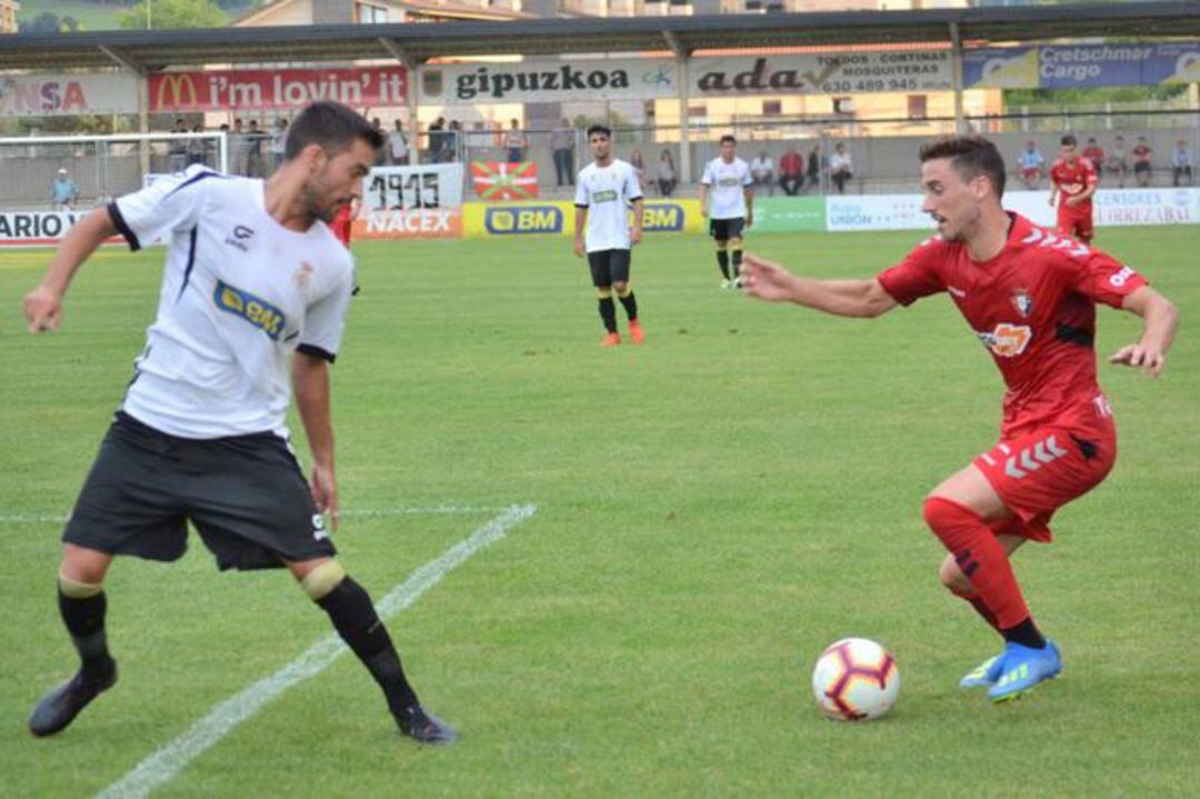 Dani Estrada defiende a un jugador de Osasuna B