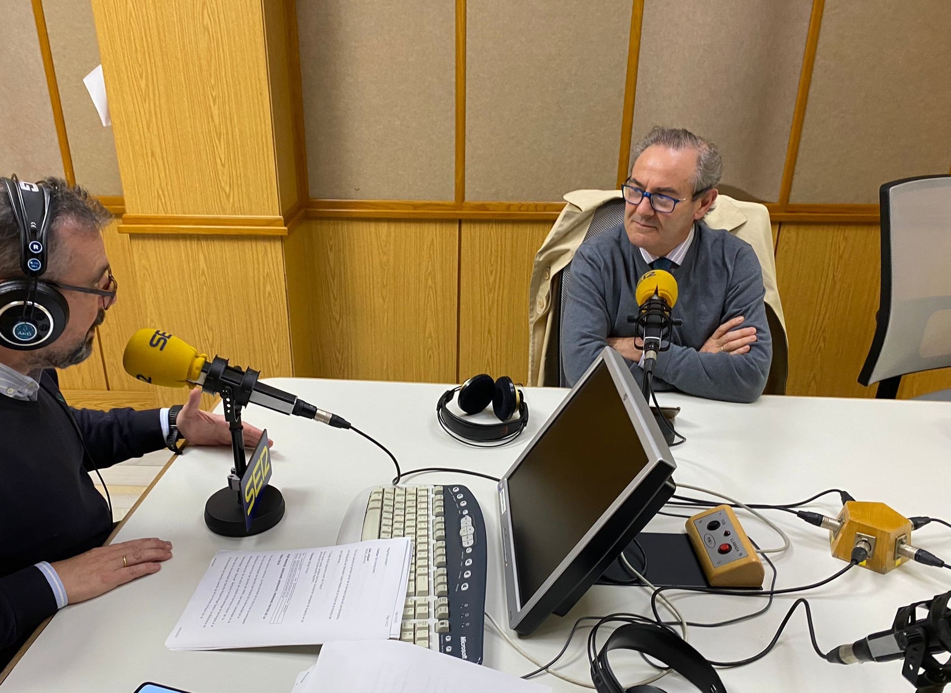 José Manuel Berjano, hermano mayor de la Vera Cruz, ante el micrófono del programa Cruz de Guía