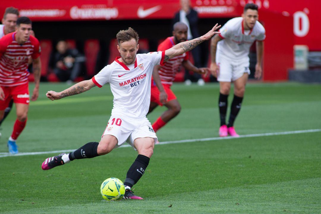 Rakitic abrió el marcador desde el punto de penalti.