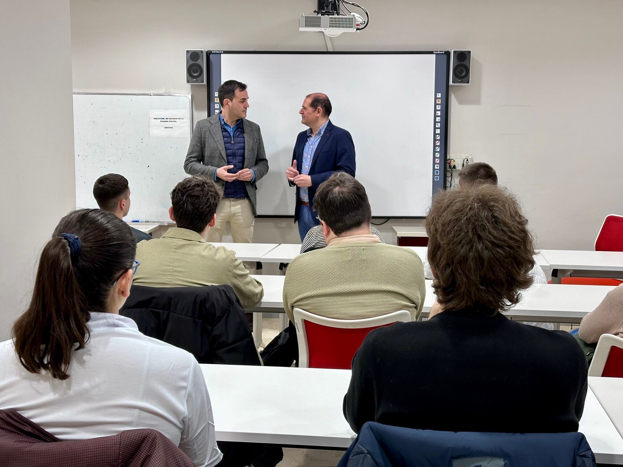 El concejal de Emprendimiento, Javier Muñoz-Gallego conociendo la nueva empresa Stemdo junto a su fundador, José Manuel Barrionuevo.