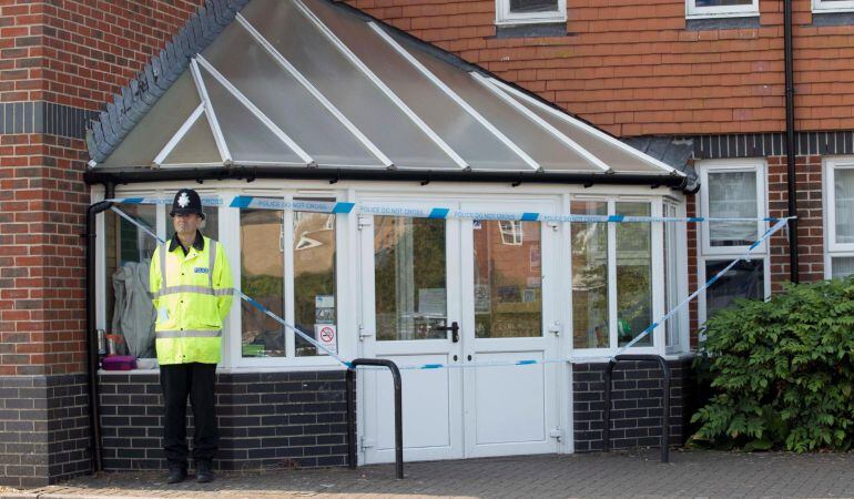 Vista general de la iglesia baptista de Amesbury vigilada por la policía tras ser descubierto que una de las víctimas, Charlie R., había estado allí antes de ser encontrado inconsciente, en Amesbury, Reino Unido.