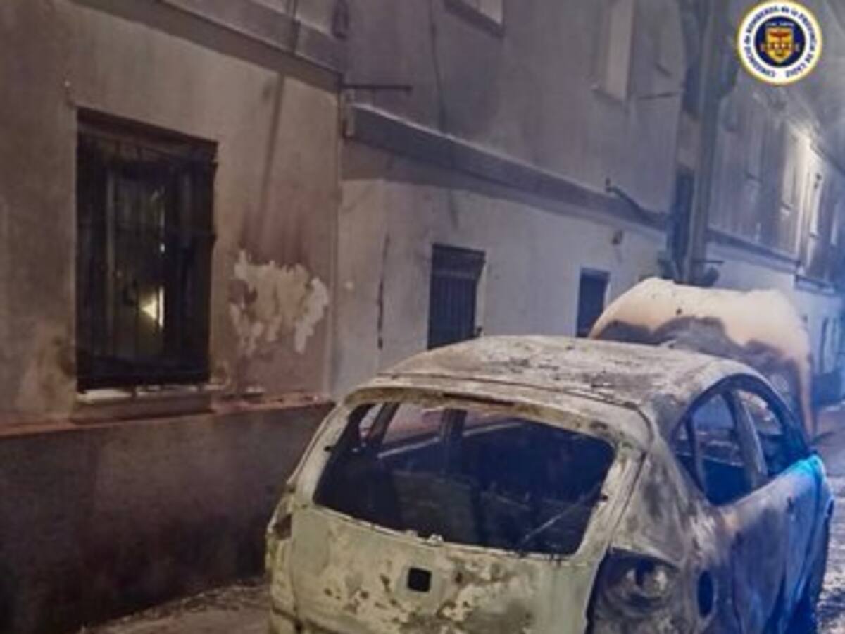 El fuego calcina un vehículo en Sanlúcar