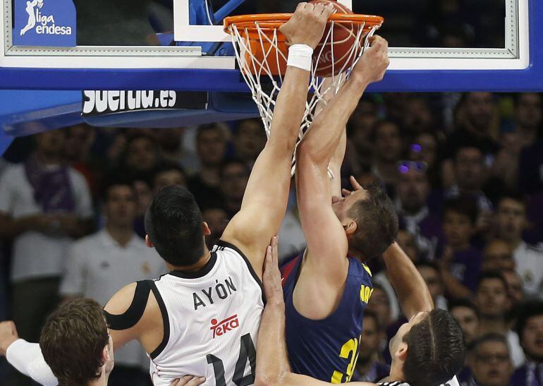 Ayón intenta impedir la canasta de Nachbar