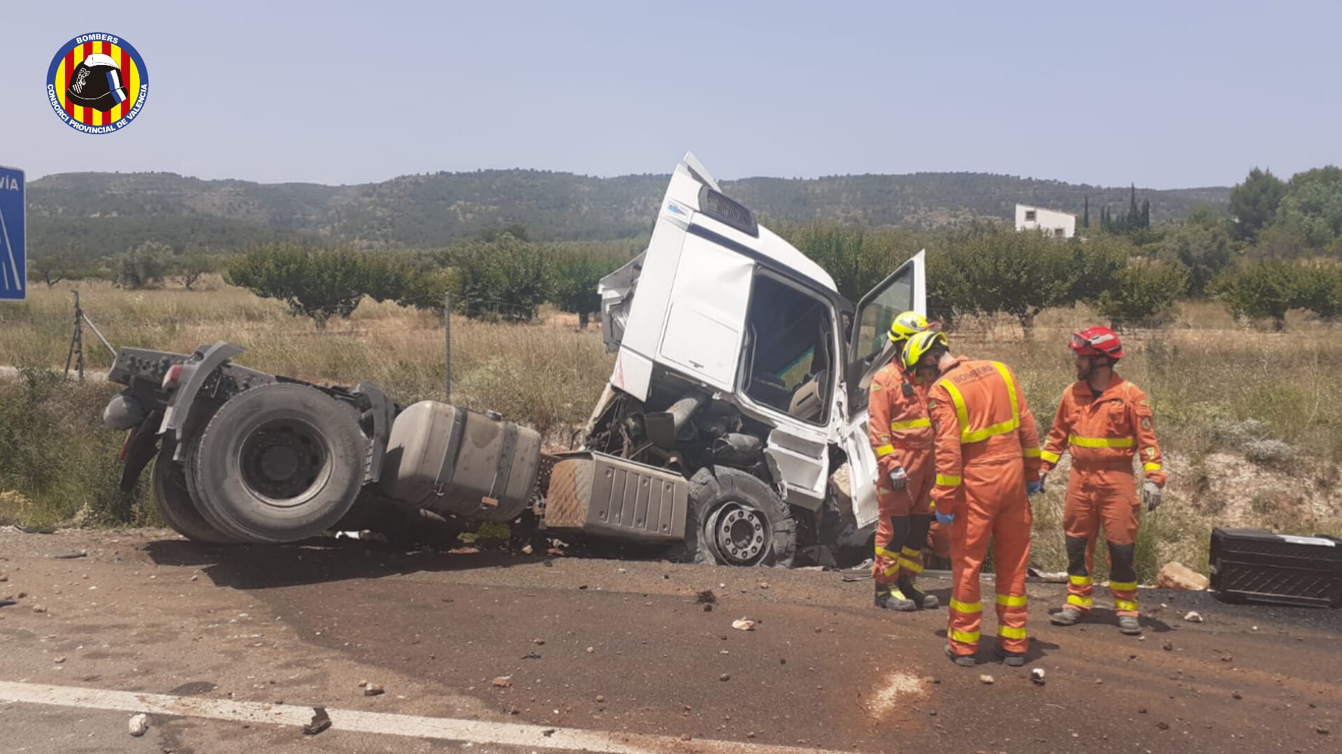Accidente de camión en Moixent. Fuente: Bombers València