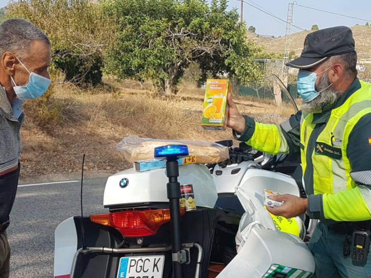 Agentes de la Guardia Civil compran comida y bebida a un indigente que llevaba dos días sin comer