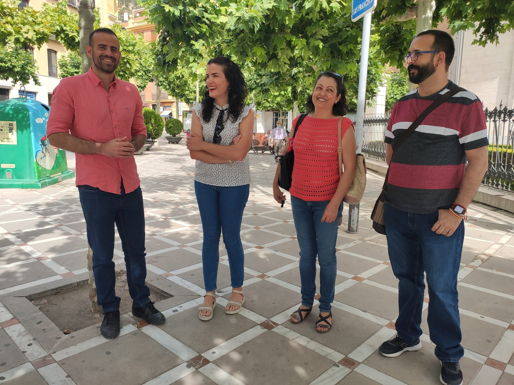 Empezando por la izquierda, el Diputado en el Congreso por la provincia de Sevilla de Unidas Podemos, Miguel Ángel Bustamante, junto a la candidata jiennense de Por Andalucía, Mamen Barranco, y otros miembros de la candidatura