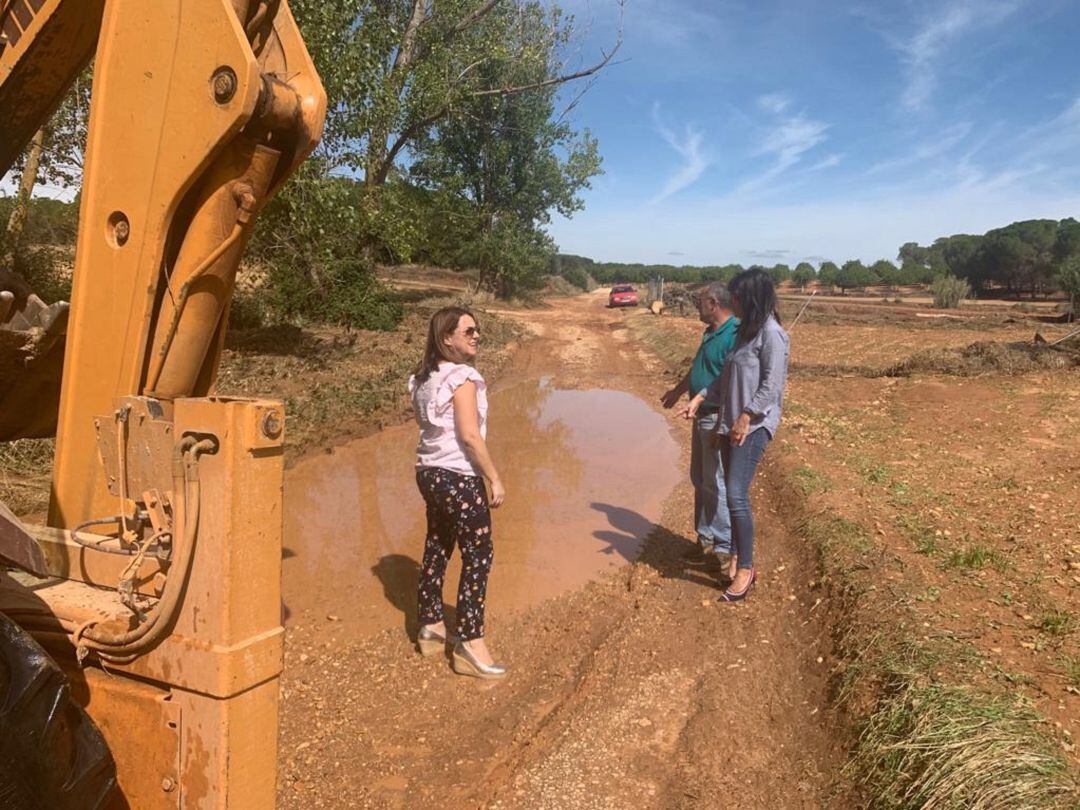 Mercedes Herrera, alcaldesa de la Jara muestra a Clara Plaza, Diputada Provincial, los destrozos