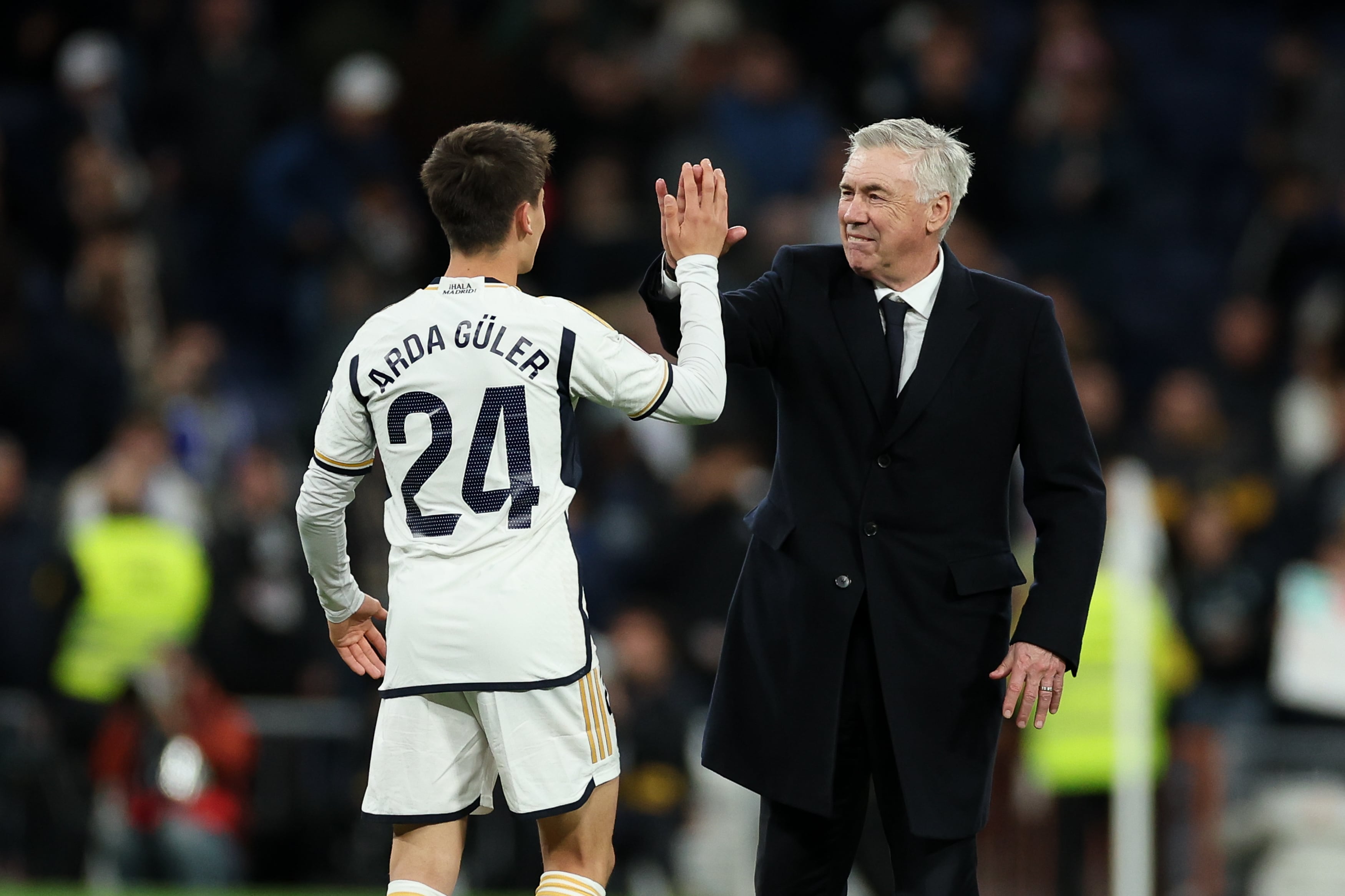 Arda Güler y Carlo Ancelotti tras la victoria ante el Cela de Vigo en el Santiago Bernabéu. (Photo by Flor Tan Jun/Getty Images)