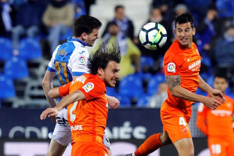 Miquel intenta rematar un balón ante la oposición de Eraso