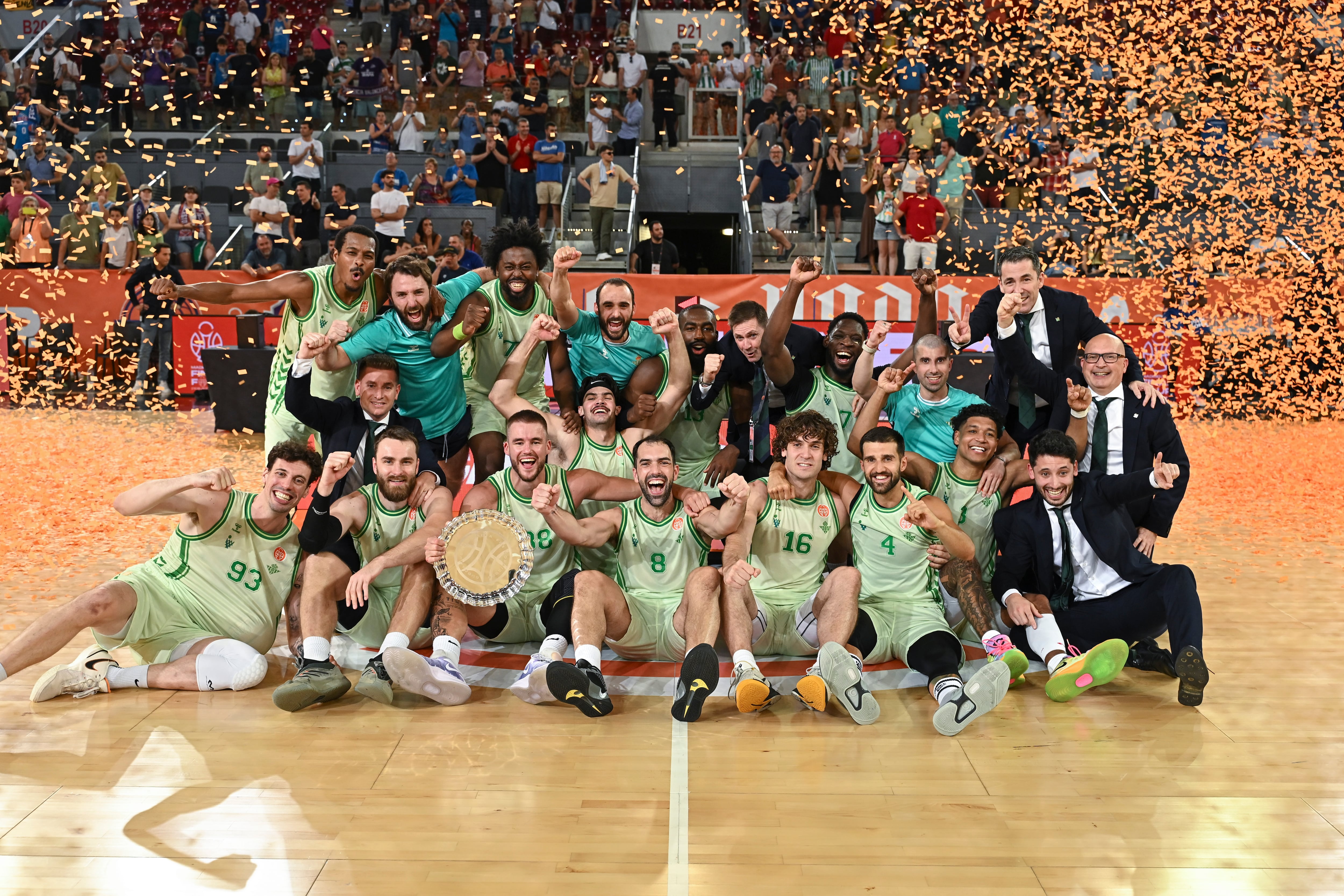 MADRID, 08/06/2025.- Los jugadores del Real Betis Baloncesto celebran la victoria tras la final por el ascenso a la Liga Endesa que enfrentó a Flexicar Fuenlabrada y Real Betis Baloncesto en la Caja Mágica de Madrid este domingo. El Betis Baloncesto es equipo de Liga Endesa. EFE/ Fernando Villar