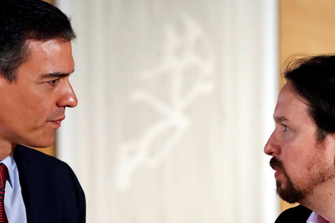 Pedro Sánchez (i) y el líder de Podemos, Pablo Iglesias, durante la última ronda de consultas para la investidura.