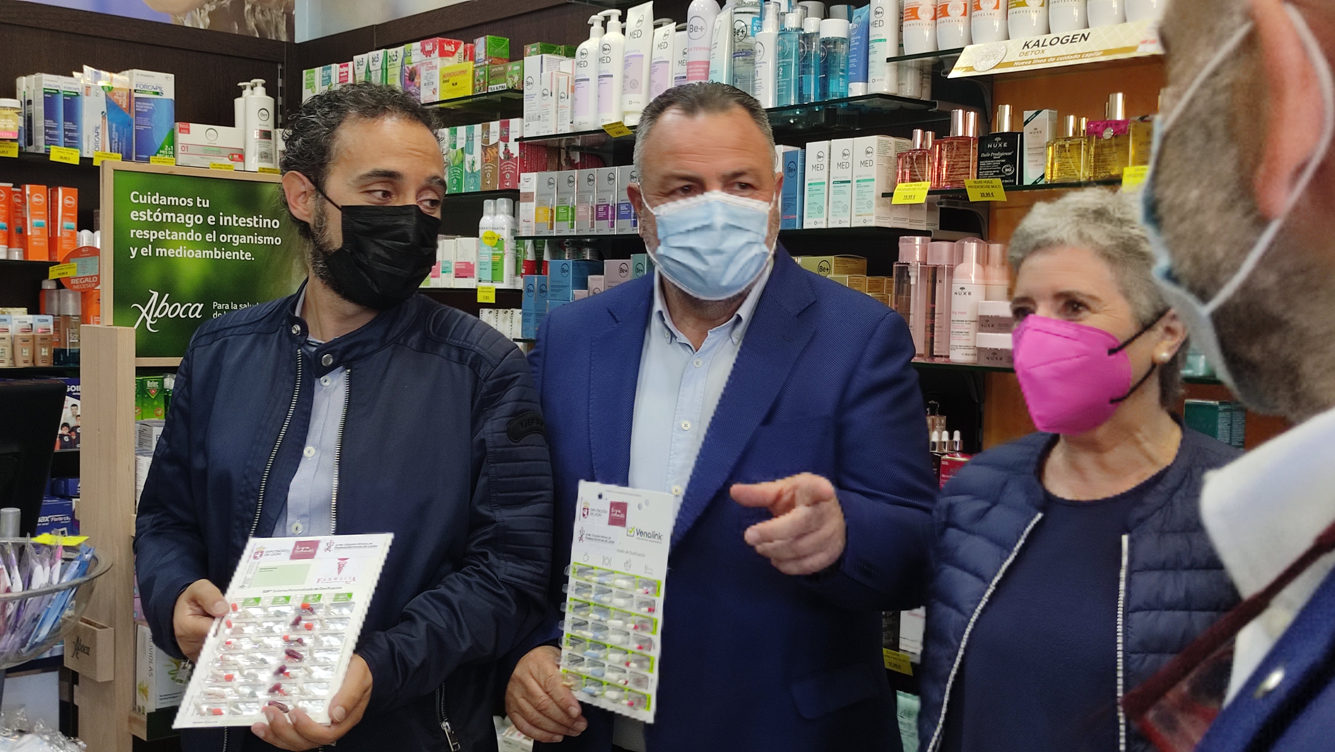 Presentación del blister en la farmacia de Camponaraya, adherida al programa