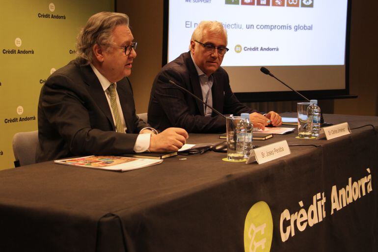 El conseller delegat de Crèdit Andorrà, Josep Peralba, i el responsable de l'oficina de Comunicació per Espanya i Andorra del Centre Regional d'Informació de les Nacions per a l'Europa Occidental, Carlos Jiménez