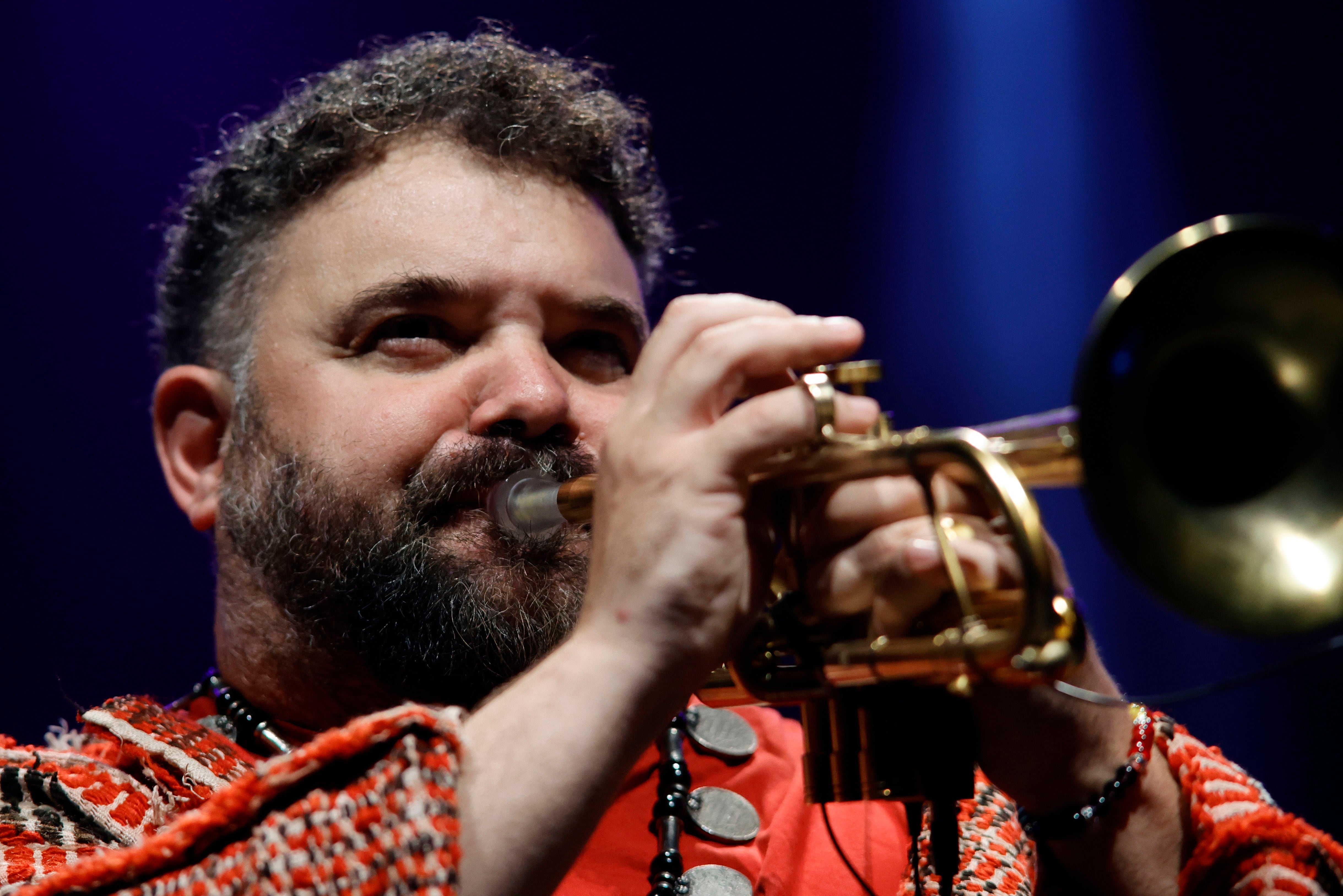 El músico Abraham Cupeiro, durante su concierto de este domingo en Ferrol (foto: Kiko Delgado / EFE)