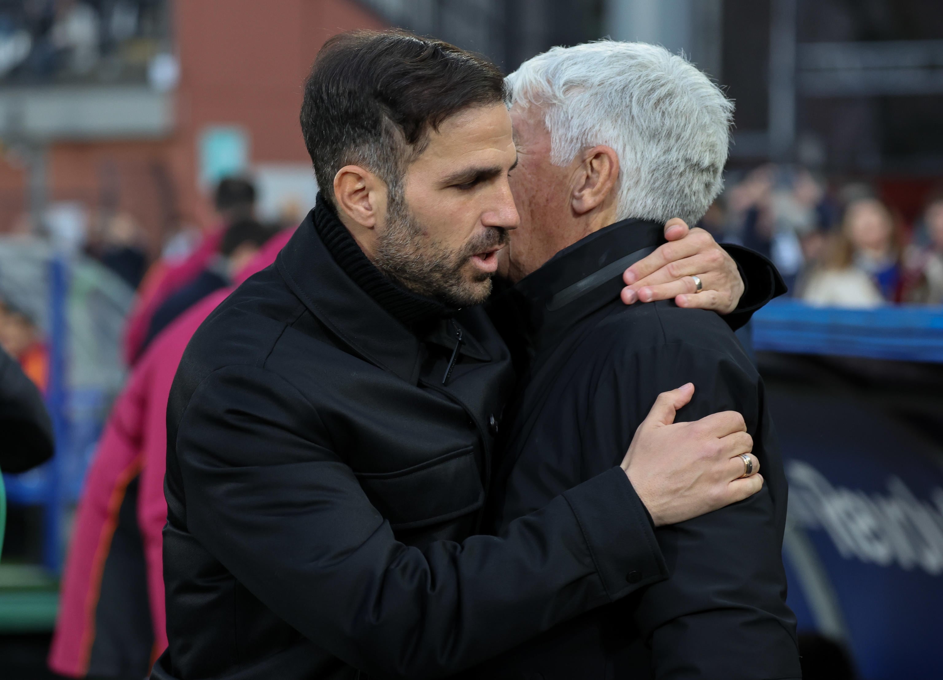 Cesc Fàbregas y Gian Piero Gasperini se saludan antes del partido entre el Como y Roma