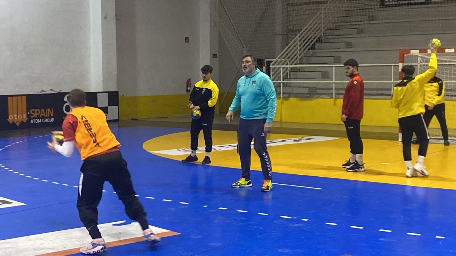 Luis Ángel Parro ya ha dirigido su primer entrenamiento al frente del Bm. Elda - C.E.E.
