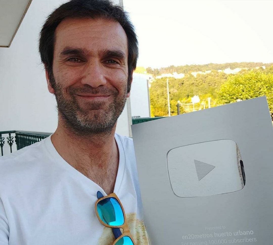 Cé Rodríguez posando con el botón de plata de YouTube.