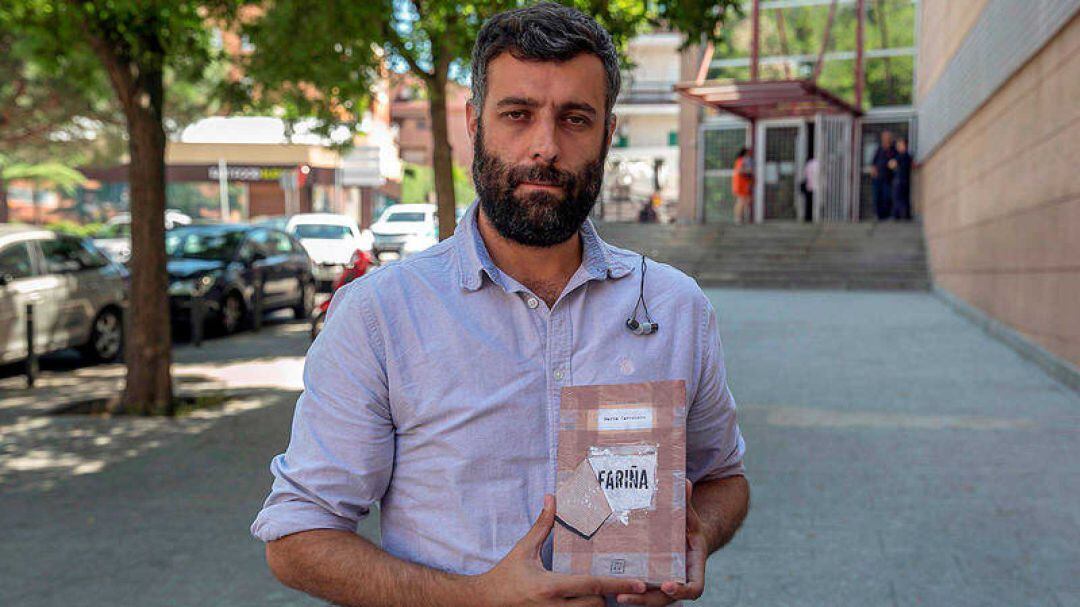 Nacho Carretero posa con el libro Fariña