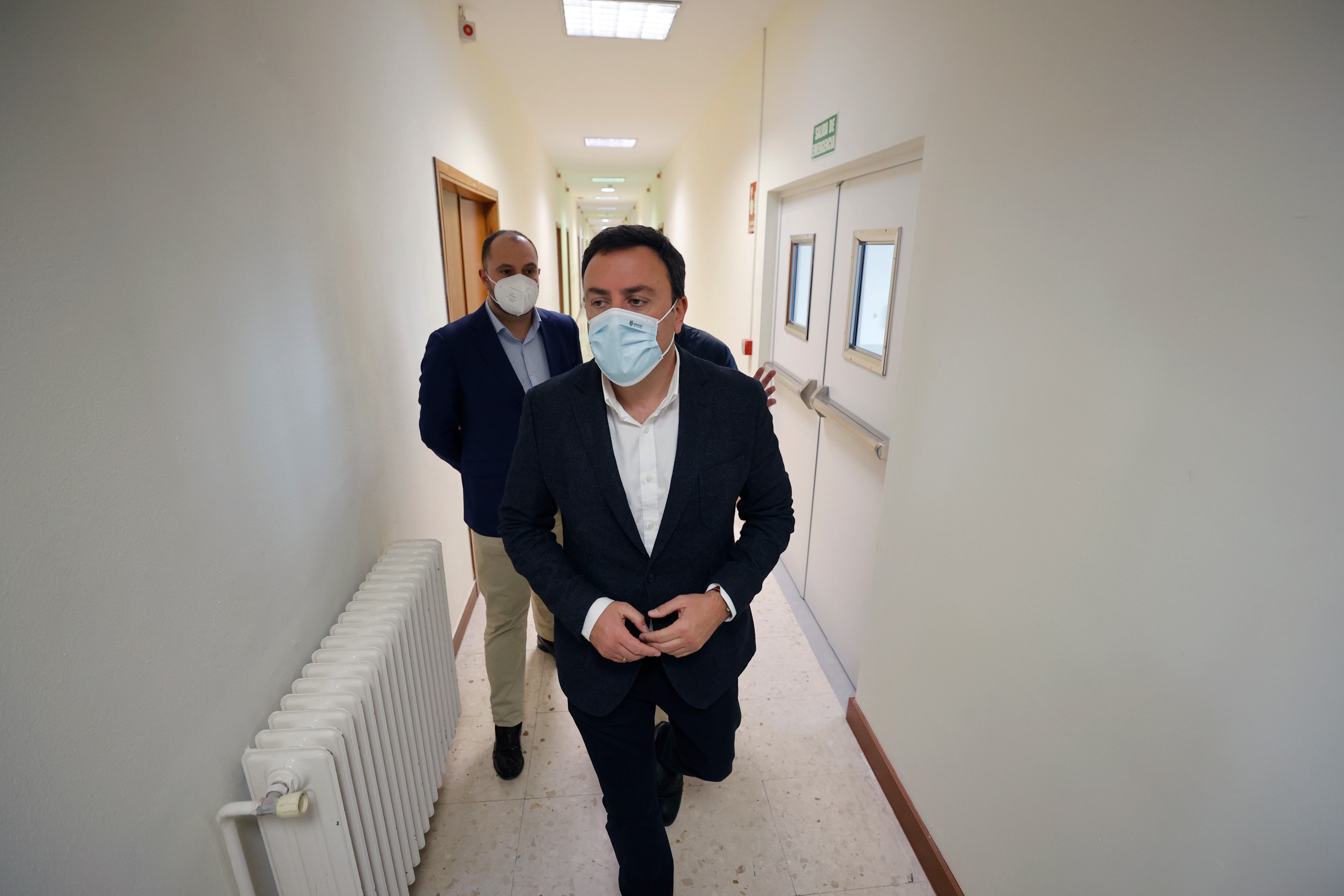El presidente de la Diputación de A Coruña, Valentín González Formoso, durante la visita llevada a cabo a la residencia del IES Rosalía Mera