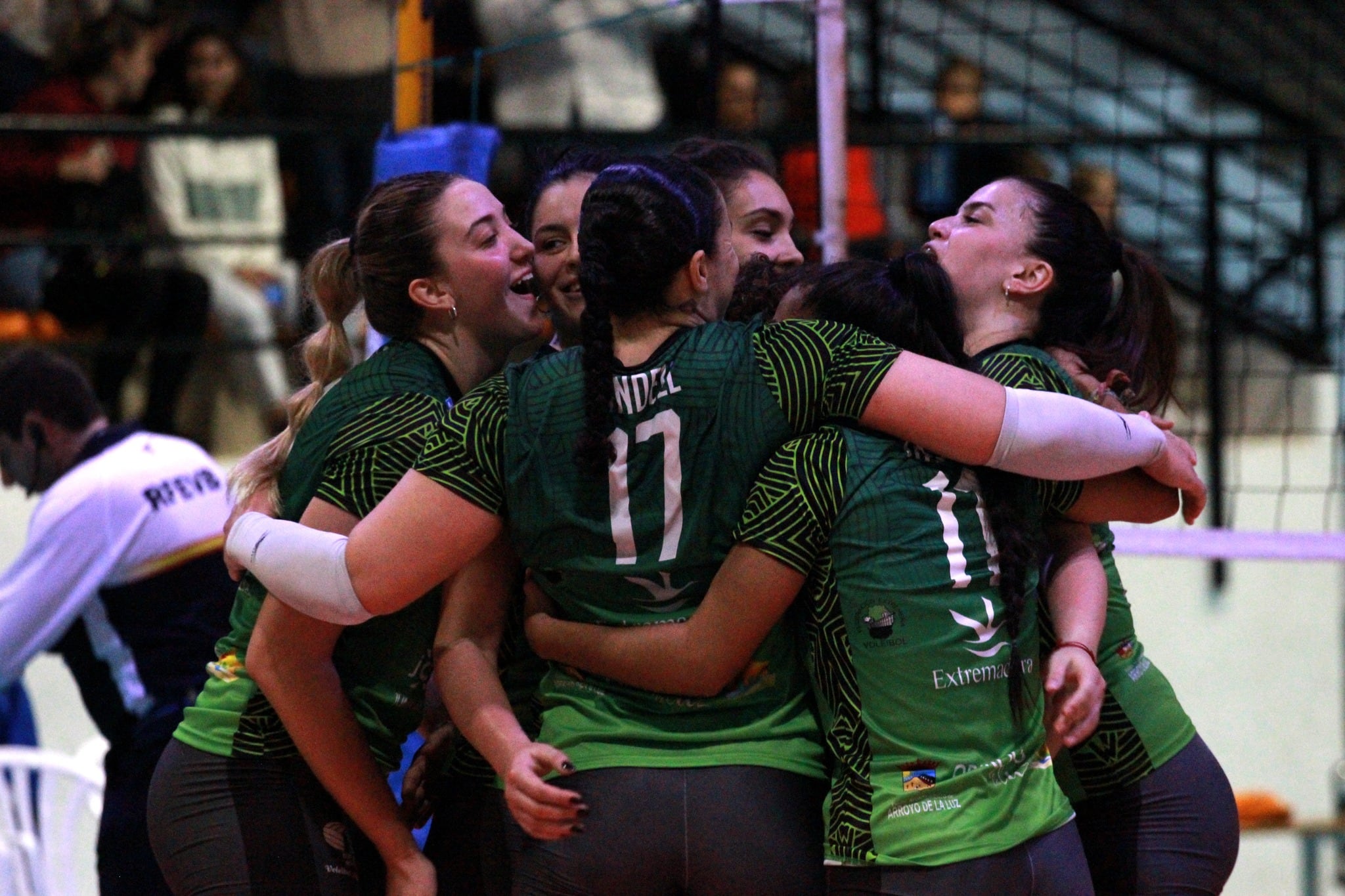 Las jugadoras del Extremadura Arroyo celebran la victoria ante el Cuesta Piedra de Tenerife.