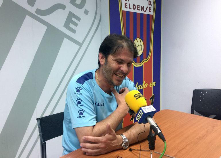 Miguel Ángel Mullor dirigirá una temporada más al Eldense
