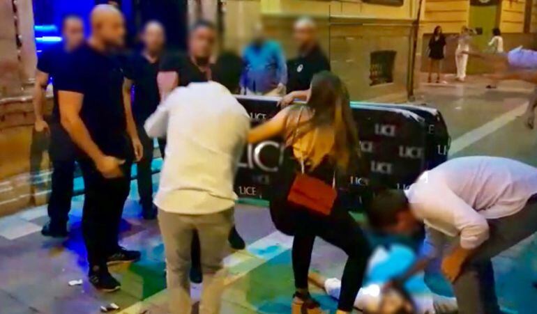 Un instante después del fuerte colpe que le dio el portero a la víctima