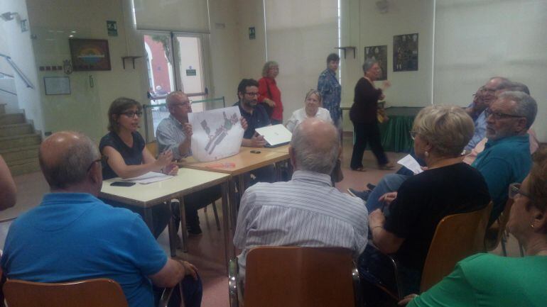 Reunión con los vecinos de los barrios La Faroleta-Diana y Saladar, para explicarles el proyecto de rotondas entre la avenida Joan Fuster y la calle Pintor Llorens.