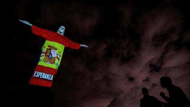 Vista de la estatua del Cristo Redentor con una proyección de la bandera de España, durante un acto religioso para celebrar el domingo de Pascua, este domingo, en el Monte Corcovado.