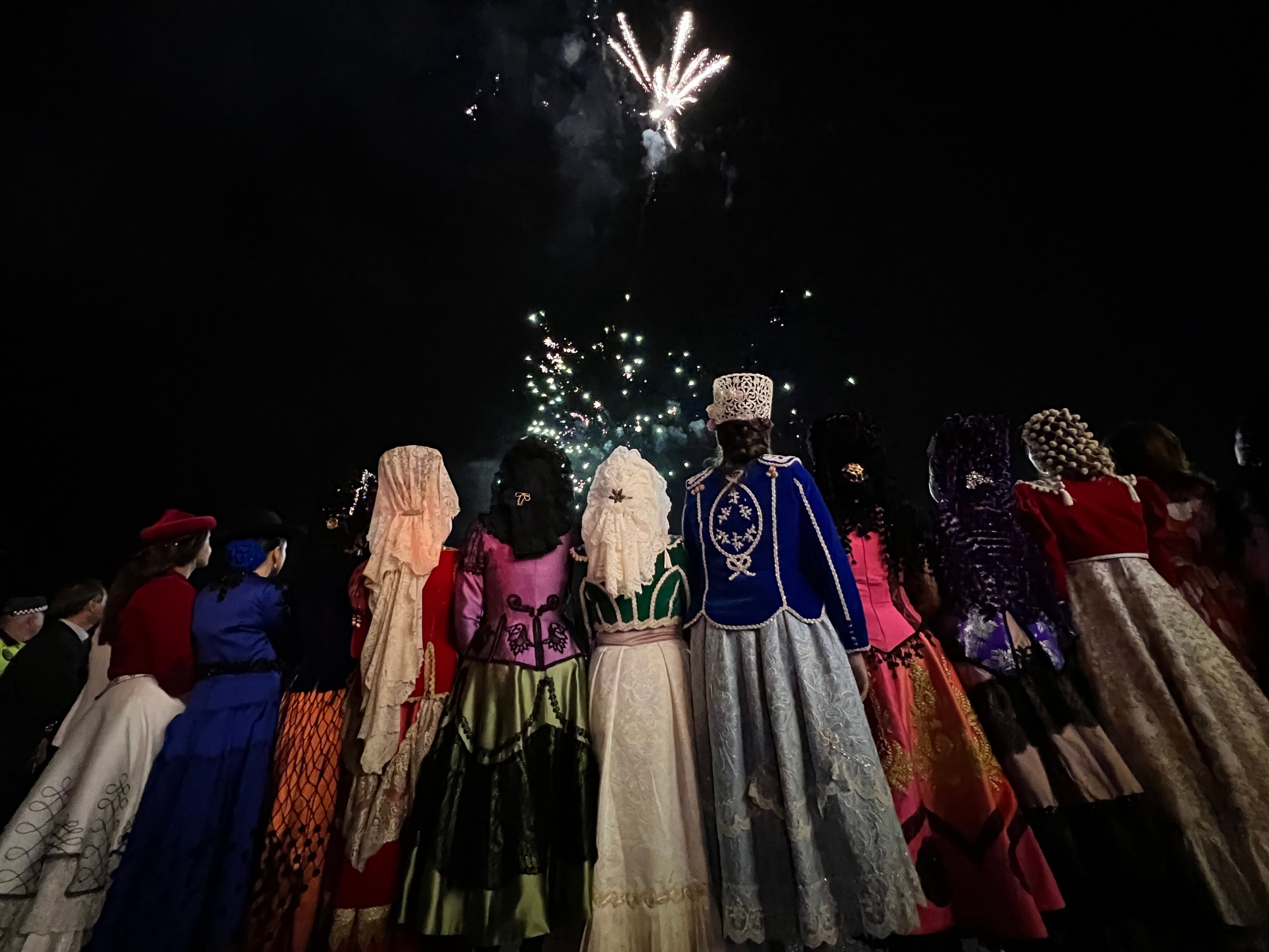 Este año no se podrá revivir la imagen de las damas goyescas, vestidas con sus trajes, contemplando el castillo de fuegos artificiales