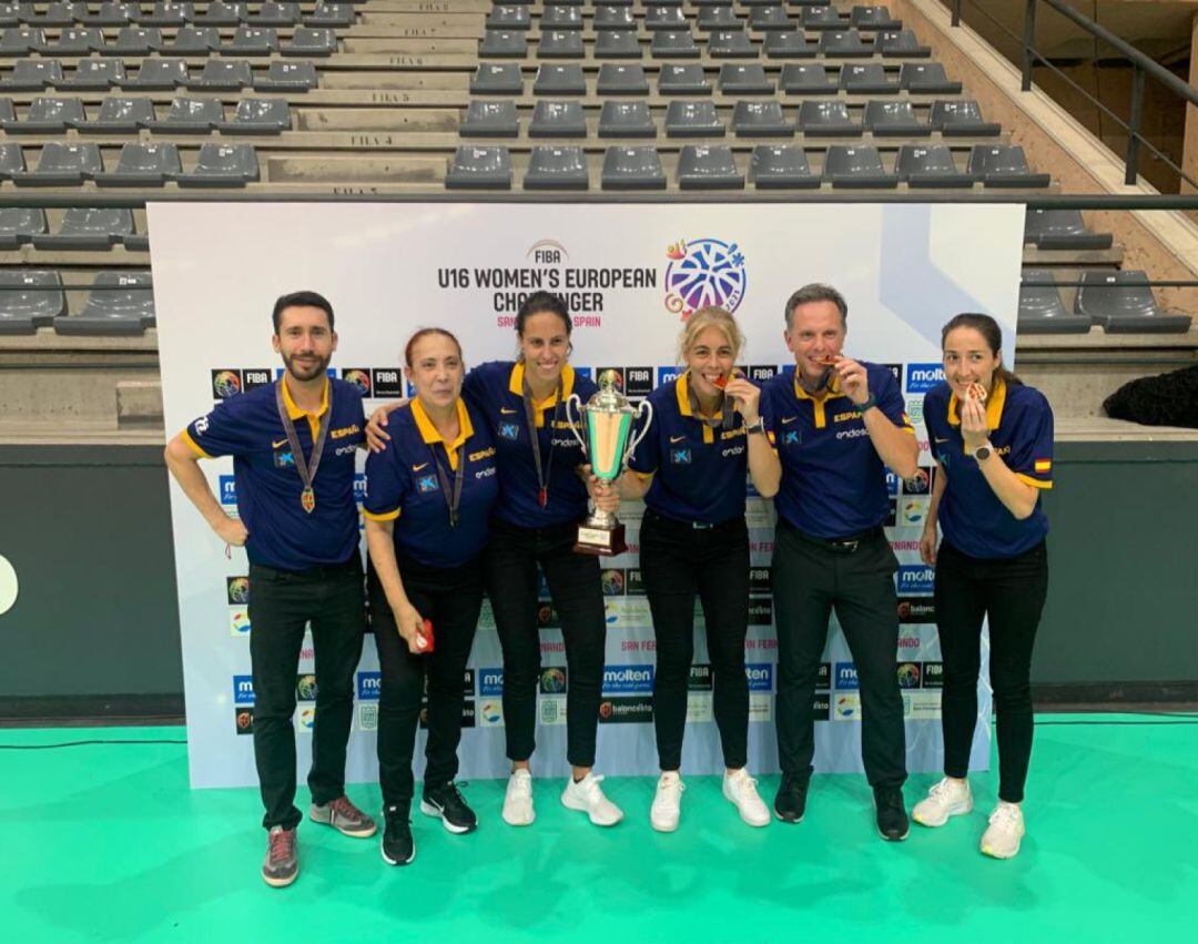 El cuerpo técnico de la Selección Española Sub-16 celebrando el título