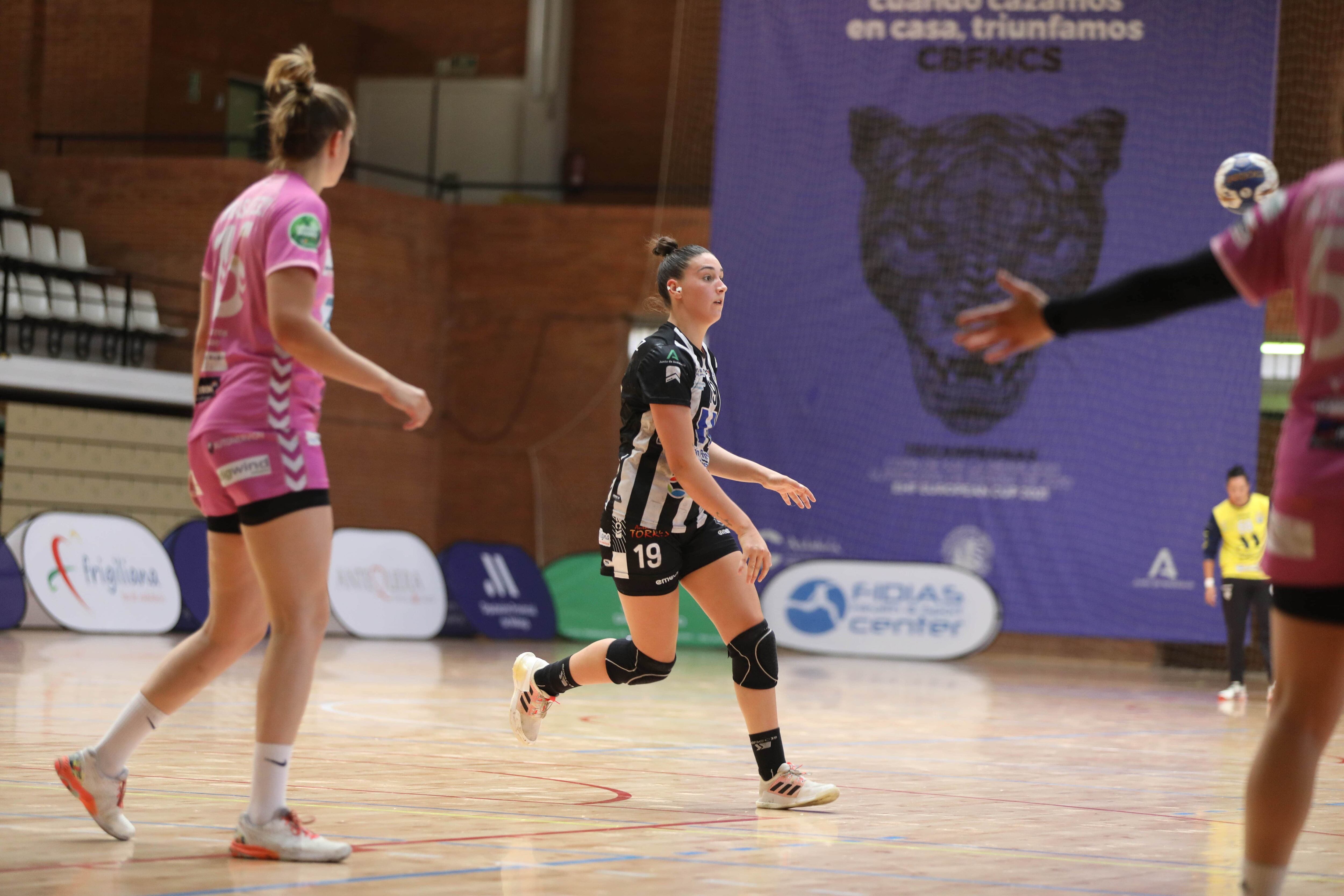 La pivote Almudena Gutiérrez seguirá una temporada más en el Costa del Sol Málaga