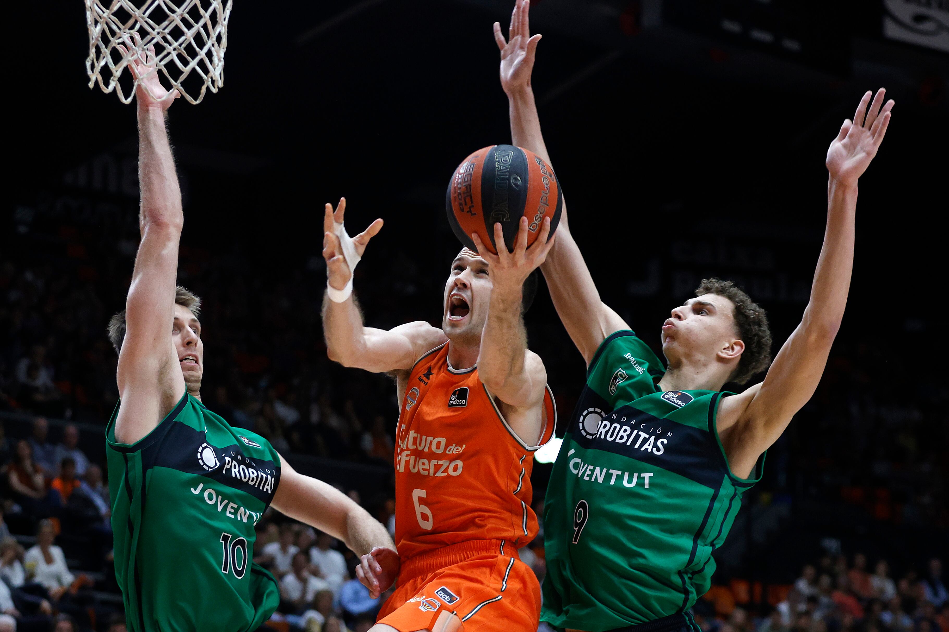 VALENCIA, 04/05/2024.- El jugador del Valencia Basket Xabi López-Aróstegui (c) entra a canasta ante la presión de los jugadores del Club Joventut Badalona Ruben Prey (d) y Vladimir Brodziansky (i) durante el partido de baloncesto correspondiente a la J32 de la Liga Endesa disputado, hoy sábado en el pabellón de la Fuente de San Luis de Valencia, entre Valencia Basket y Club Joventut Badalona. EFE/ Miguel Ángel Polo