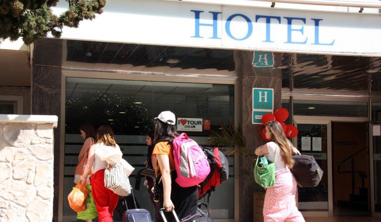 Turistes entrant a un hotel. 