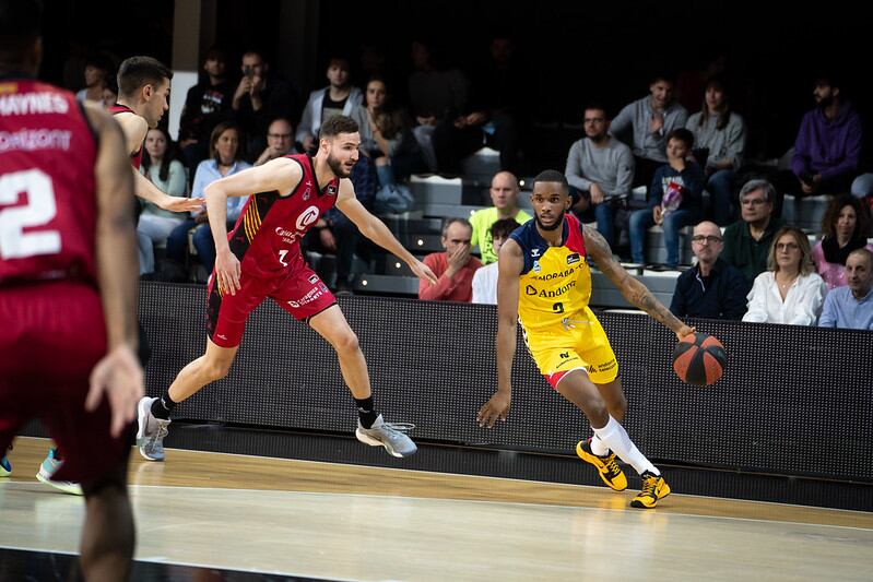 Jean Montero es desfà del seu defensor rival en un instant del partit