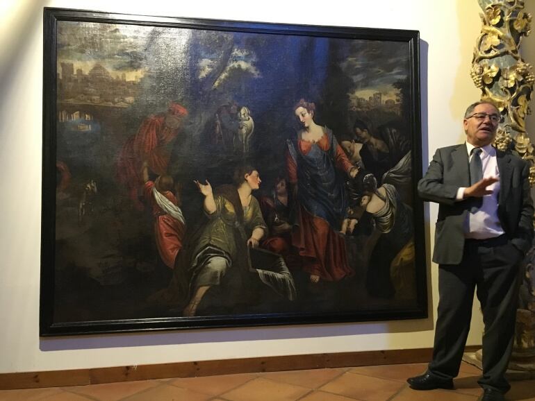 José Luis Calvo, Delegado Diocesano de Patrimonio, junto a la obra restaurada en el Museo Santa María de Becerril