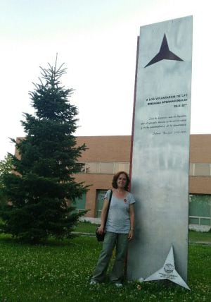 Almudena Cros ante el monumento a la Brigadas Internacionales en la Ciudad Universitaria