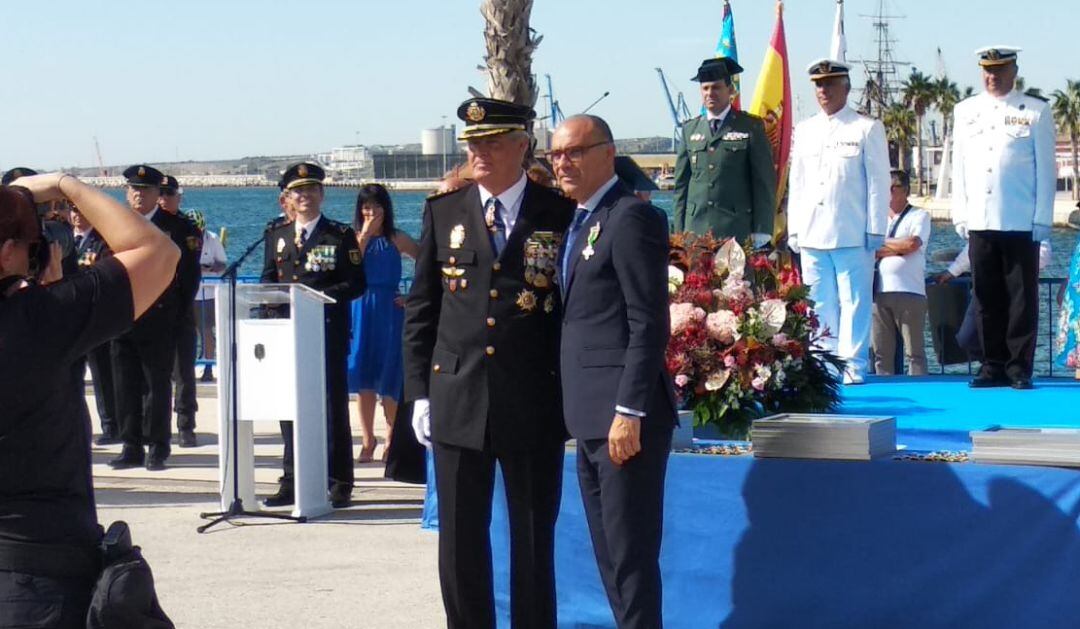 El comisario provincial entrega un galardón al rector de la UA, Manuel Palomar, durante el acto del patrón de la Policía Nacional