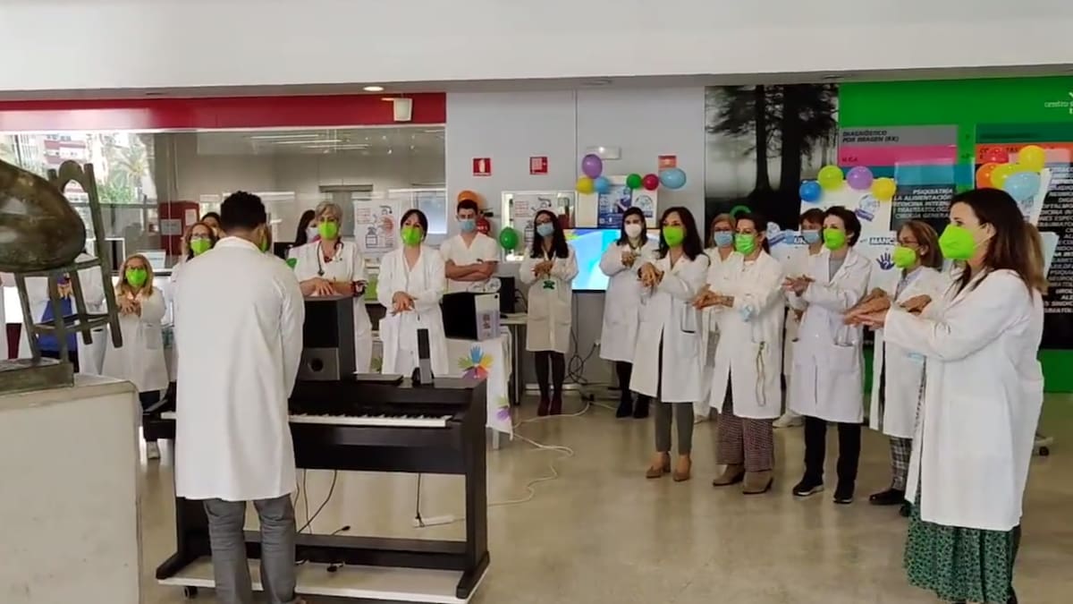 "Lávalas, lávalas bien...": el coro médico del Hospital Reina Sofía de Murcia te explica cómo mantener la higiene de tus manos