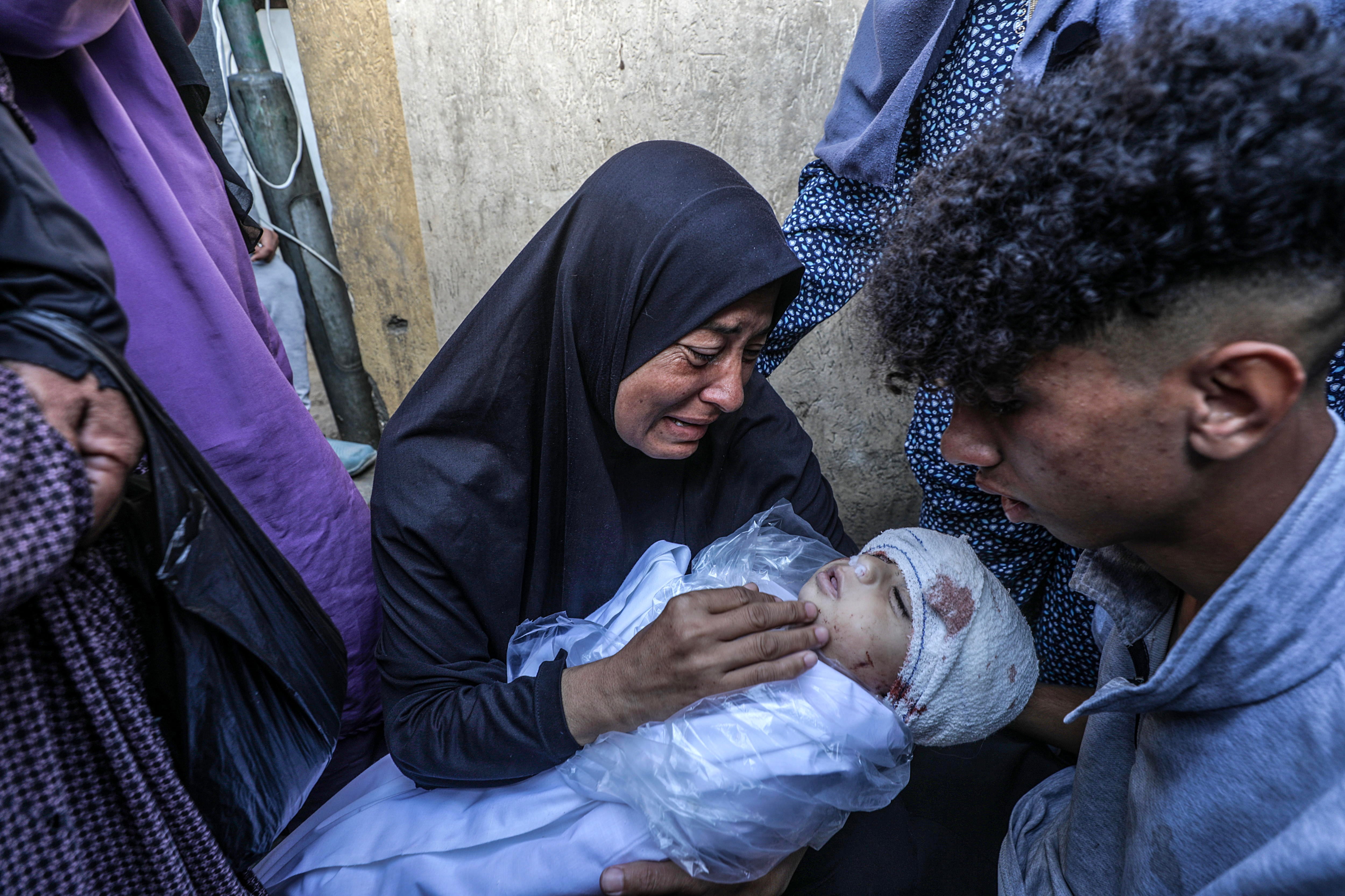 Una madre llora la muerte de su hijo por los bombardeos israelíes. EFE/EPA/MOHAMMED SABER ATTENTION: GRAPHIC CONTENT