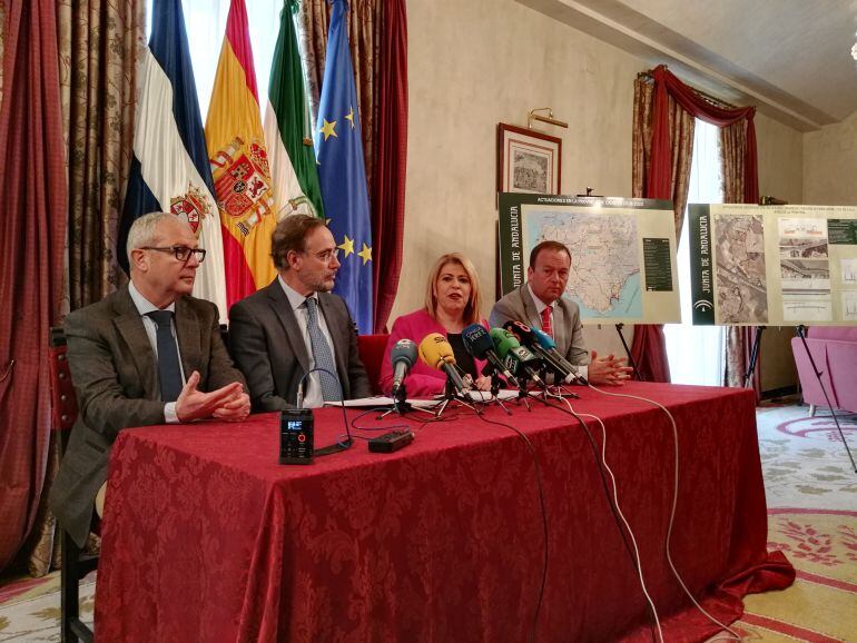 El consejero de Fomento y Vivienda de la Junta, Felipe López, cifra en 10 millones de euros la inversión en carreteras de la zona durante 2018