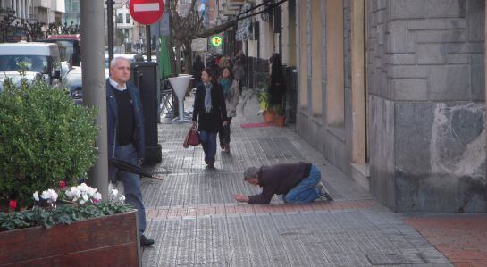 Un hombre pide dinero en las calles de Logroño.