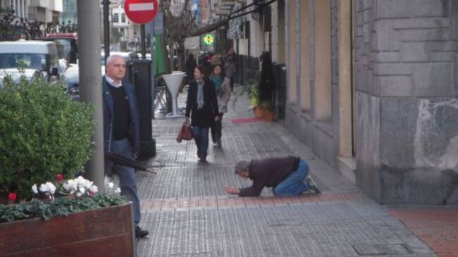Un hombre pide dinero en las calles de Logroño.