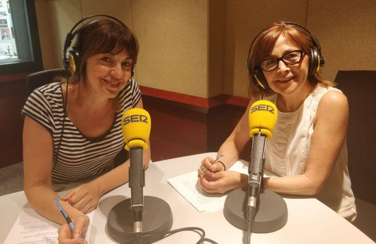 Àgata Roca i Rosa Badia a l&#039;estudi de Ràdio Barcelona.