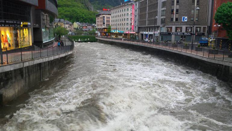Aspecte del riu Gran Valira al seu pas per Andorra la Vella, avui. El seu cabal ha pujat deu vegades els darrers dos dies.