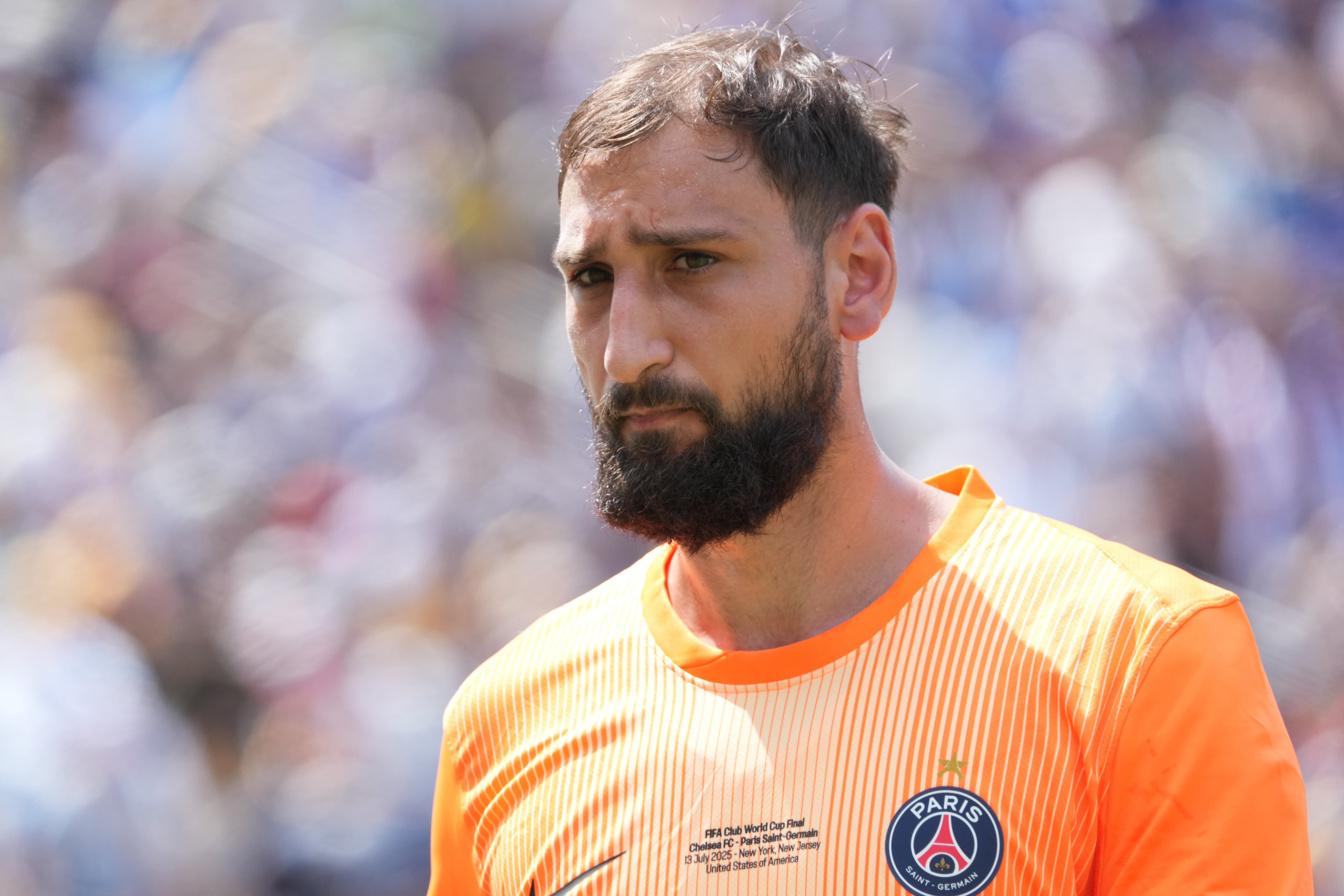 EAST RUTHERFORD, NUEVA JERSEY - 13 DE JULIO: Gianluigi Donnarumma, del París Saint-Germain, observa durante la final de la Copa Mundial de Clubes de la FIFA 2025 entre el Chelsea FC y el París Saint-Germain en el MetLife Stadium el 13 de julio de 2025 en East Rutherford, Nueva Jersey. (Foto de Etsuo Hara/Getty Images)