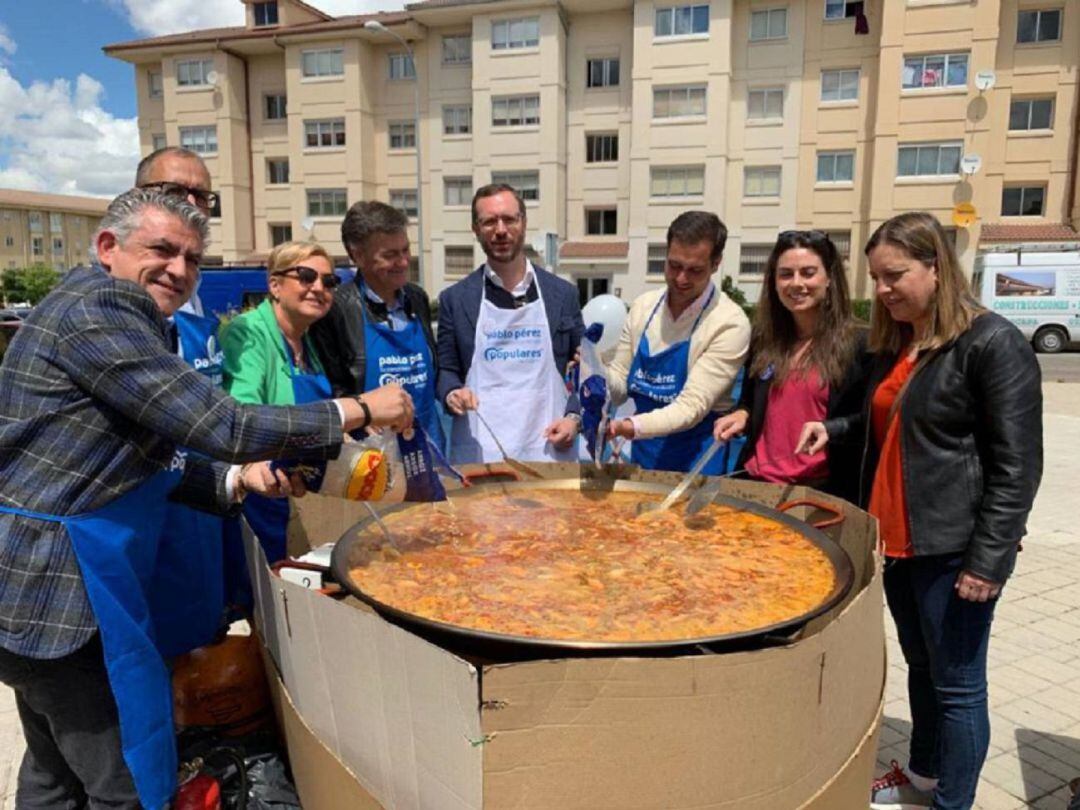 Javier Maroto, en el centro, en una visita reciente a Segovia